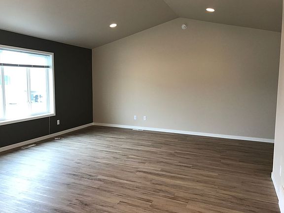 3rd image of 943 Eaglewood Ave