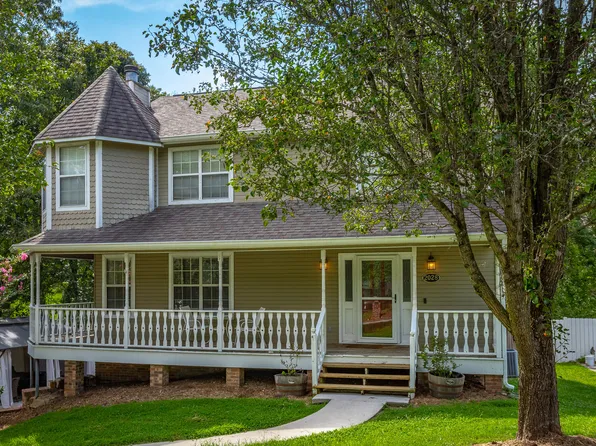 2028 Port Royal Dr, Soddy Daisy, TN 37379