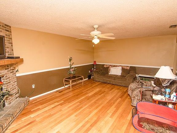 5th image of 807 Cinnamon Dr E
