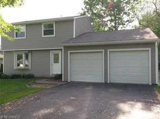 1367 Cedarwood Dr, Mineral Ridge, OH