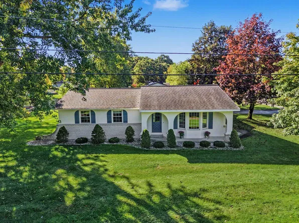 16370 Pinewood Ave, Spring Lake, MI 49456