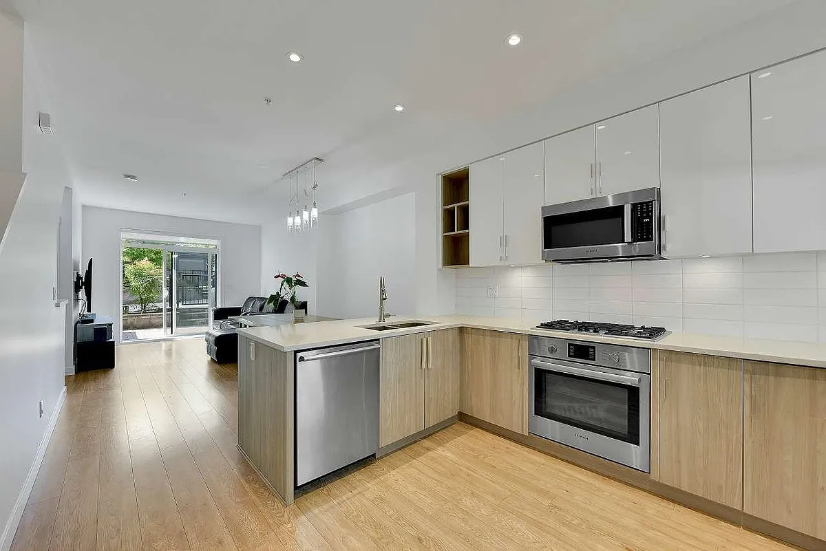 Building Photo - 7039 Macpherson Ave #6