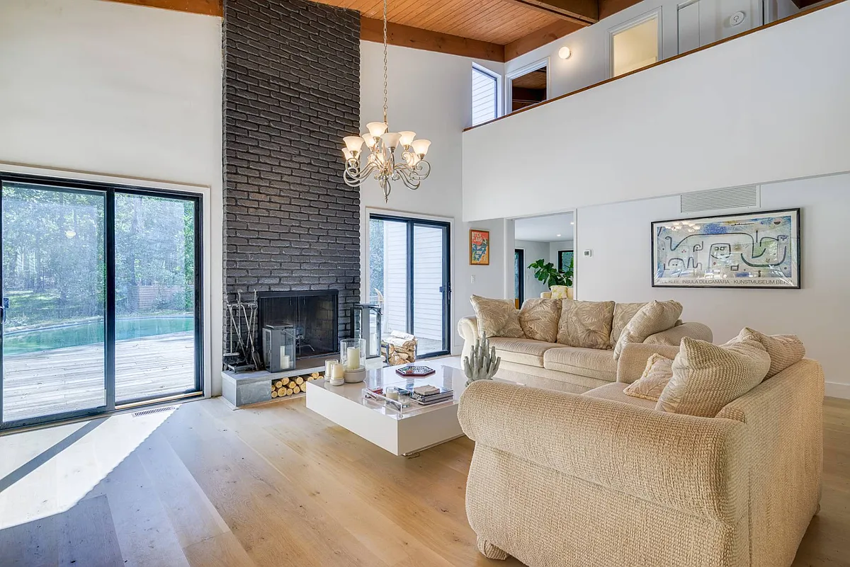 Building Photo - 76 Peconic Hills Dr