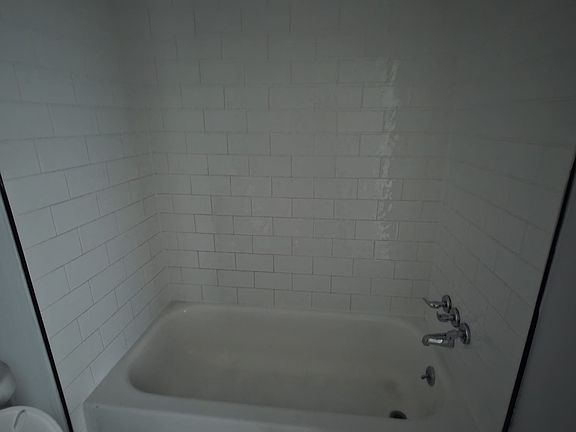 3rd image of 925 E 21st St #21
