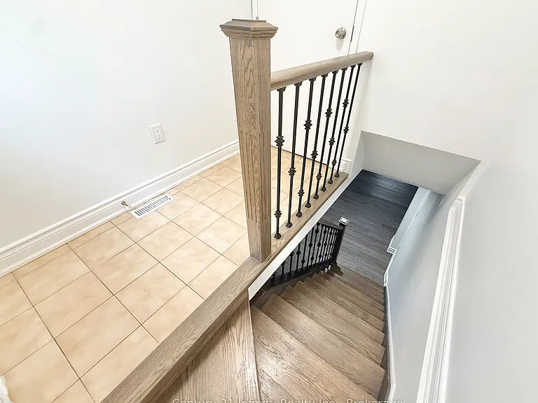 11 Meadowglen Dr — Photo 3