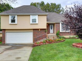 1406 S Sheridan Bridge Pl, Olathe, KS 66062