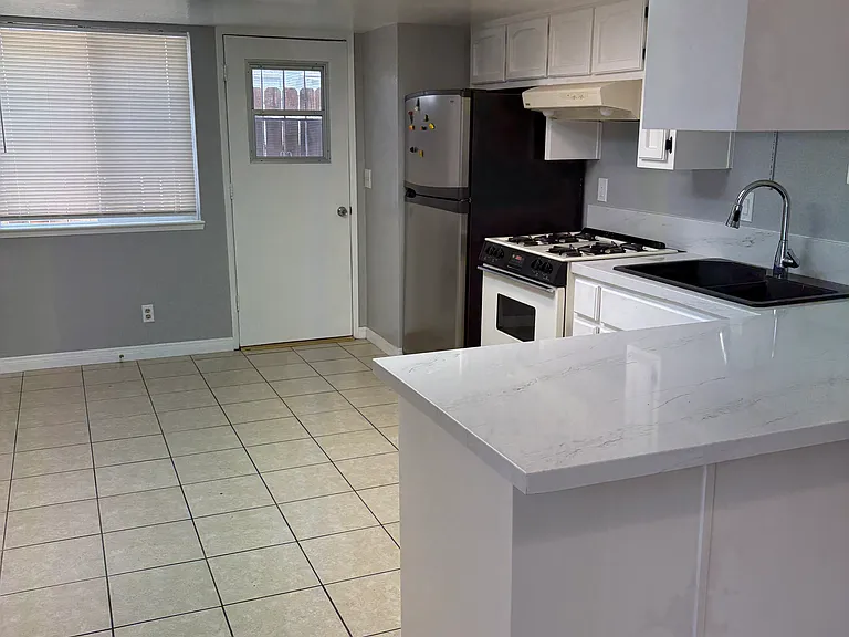 416 W Wilson Ave #C — Photo 9