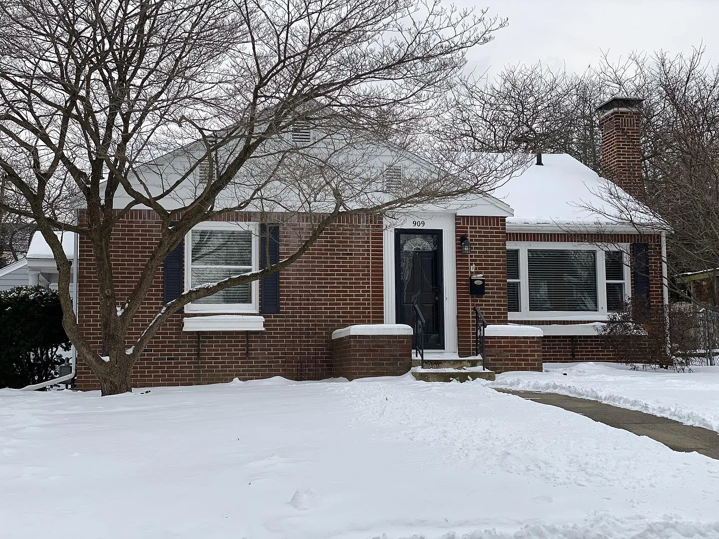909 W White St photo 1