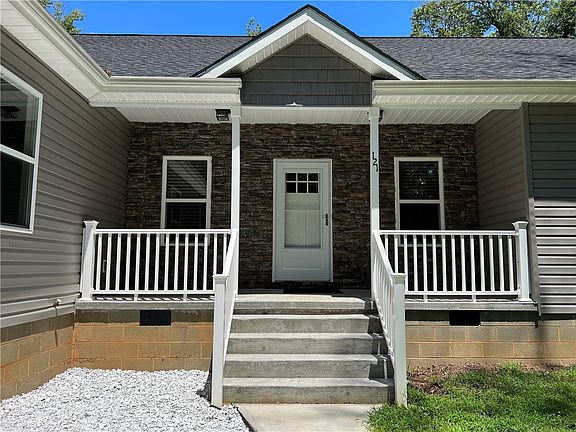 2nd image of 121 Horseshoe Dr