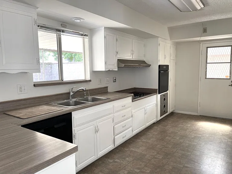 3001 Coleridge Dr — Photo 3