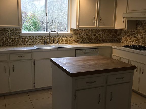 4th image of 3248 Bryan Ave
