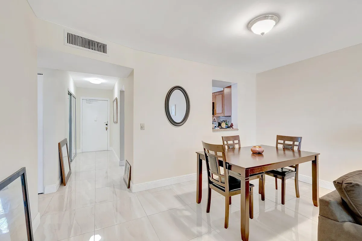 Building Photo - 14723 Cumberland Dr #404B