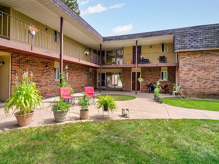 Waverly House Apartments — Photo 1