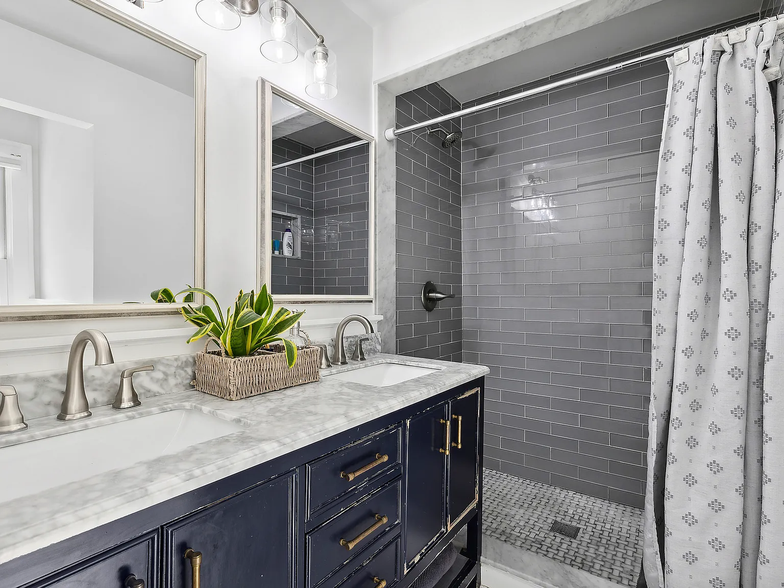 Chic Contemporary Rental — Photo 2