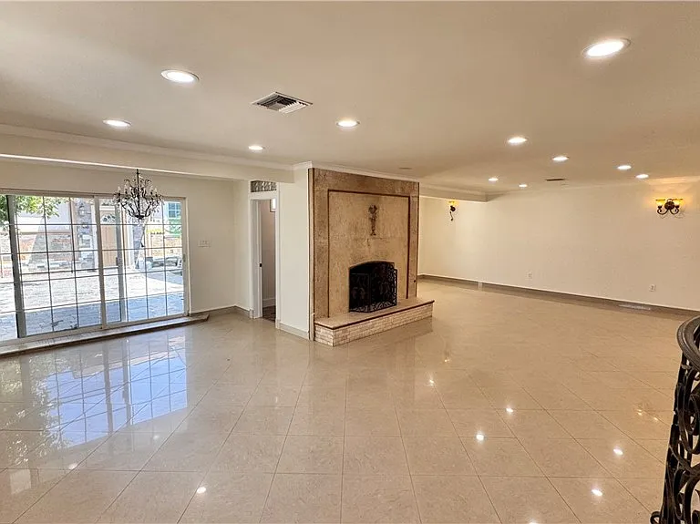 2138 N Frederic St — Photo 14