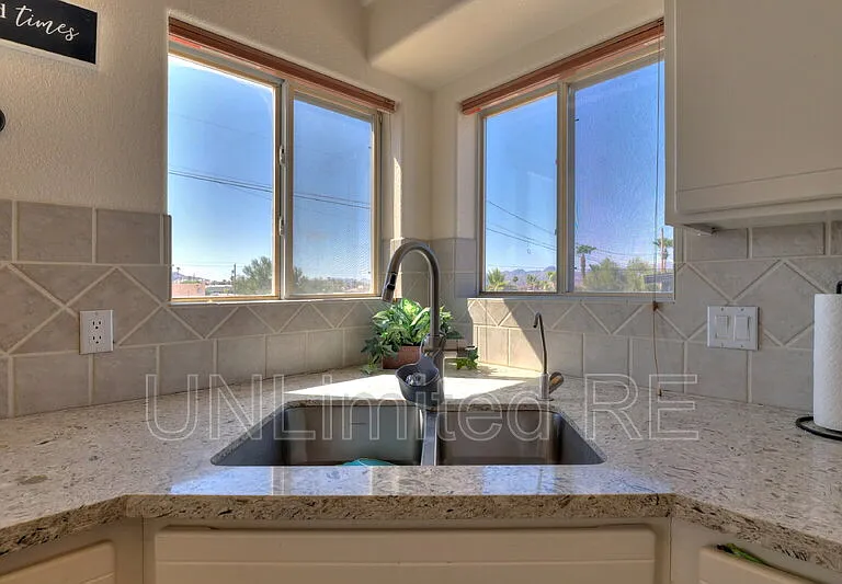 304 Acoma Blvd S — Photo 68