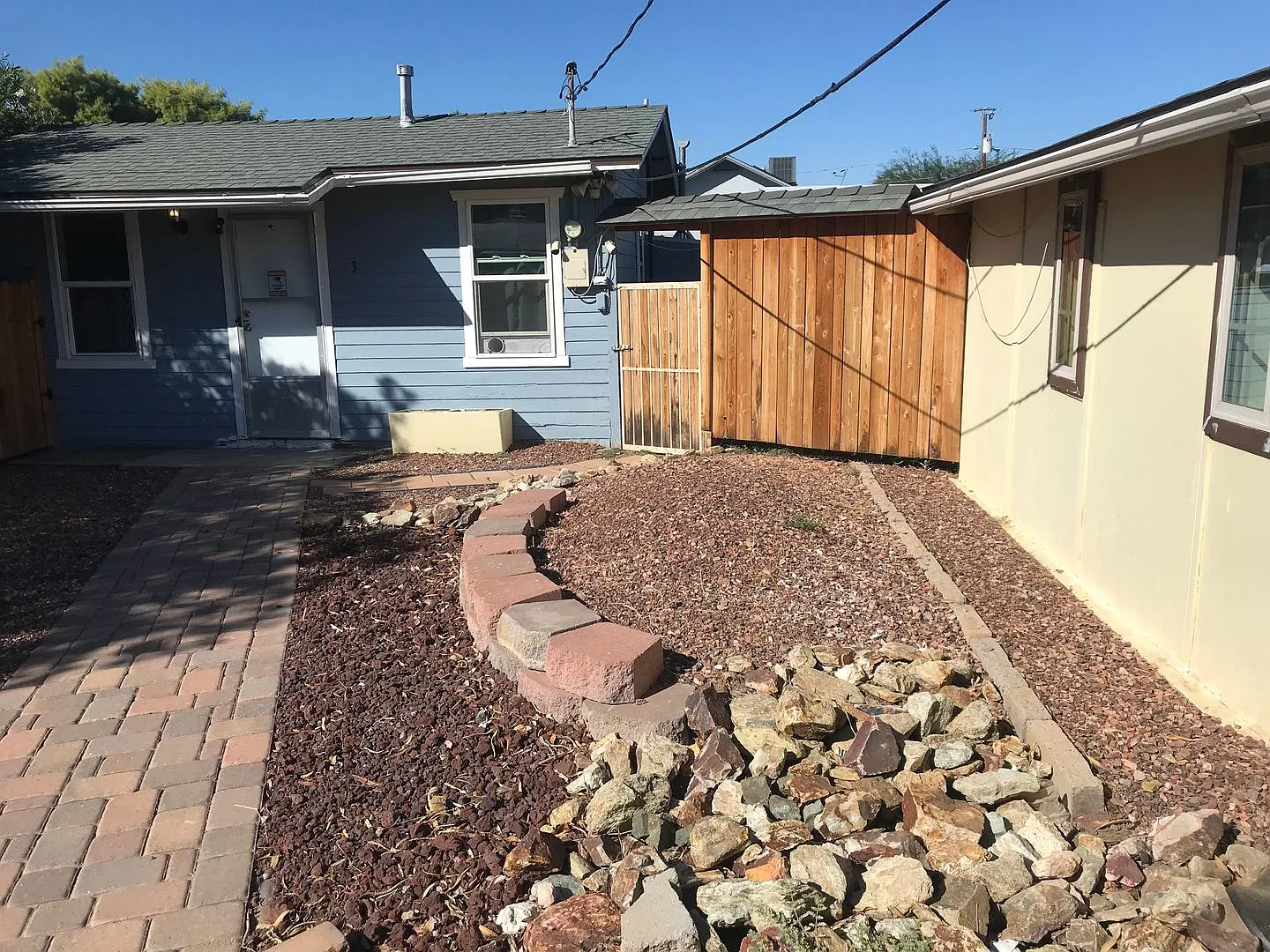 1 month free rent! Private yard and storage shed. — Photo 2