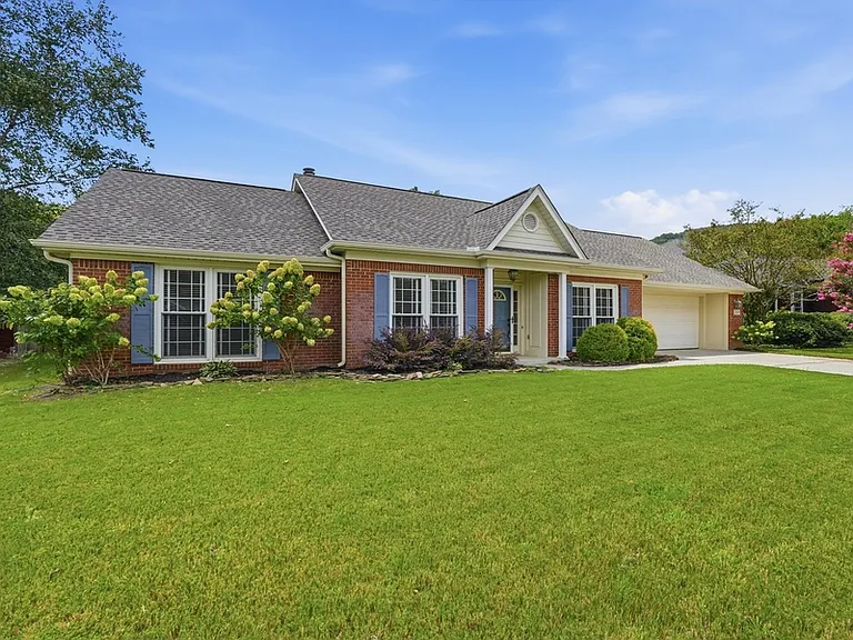 2819 Willowick Trl SE — Photo 2