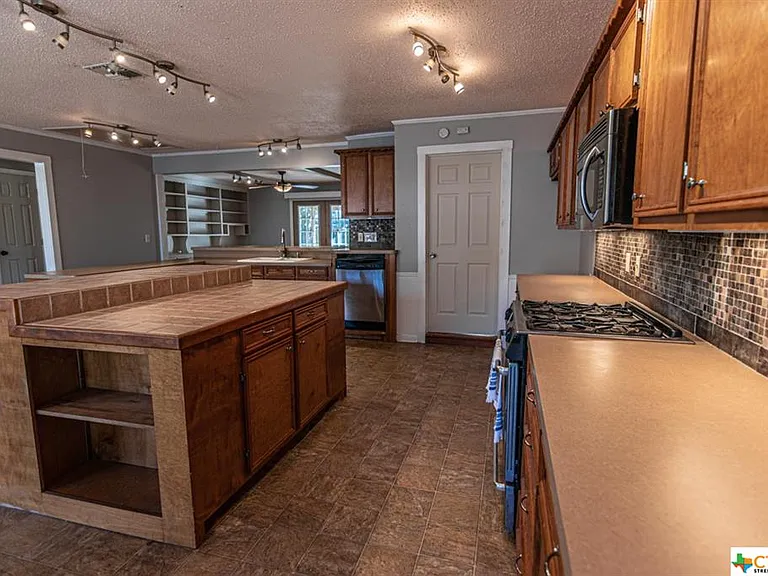 103 N Oak Dr — Photo 5