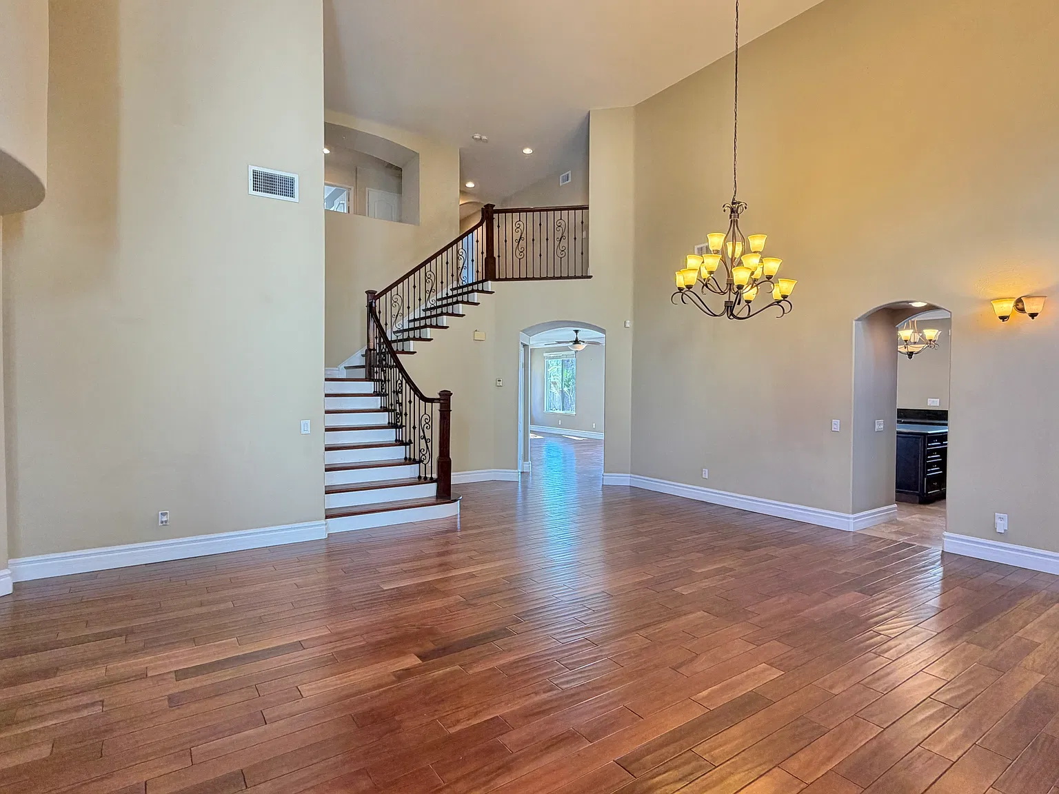 5 bed, 2.5 bath, 3523 sqft, $8,448 — Photo 2