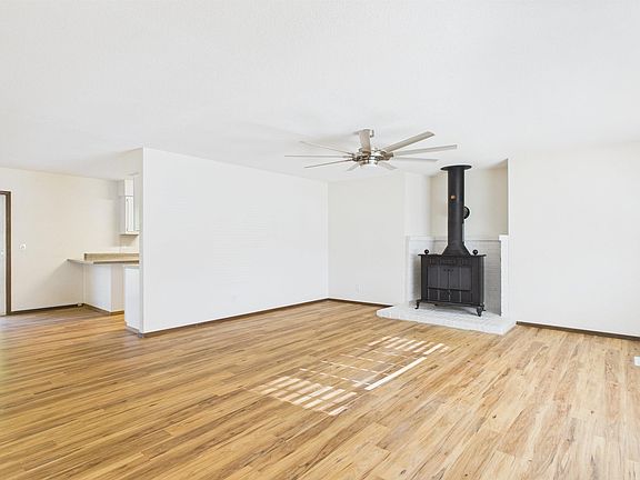 5th image of 105 Woodsdale Ct