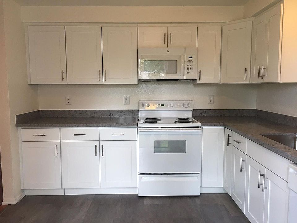 Kitchen -brand new, high-quality soft-close cabinets and quartz countertop
