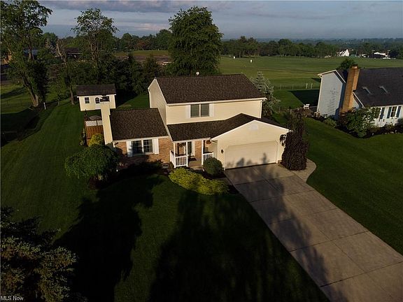 3rd image of 3878 Oakridge Dr NE