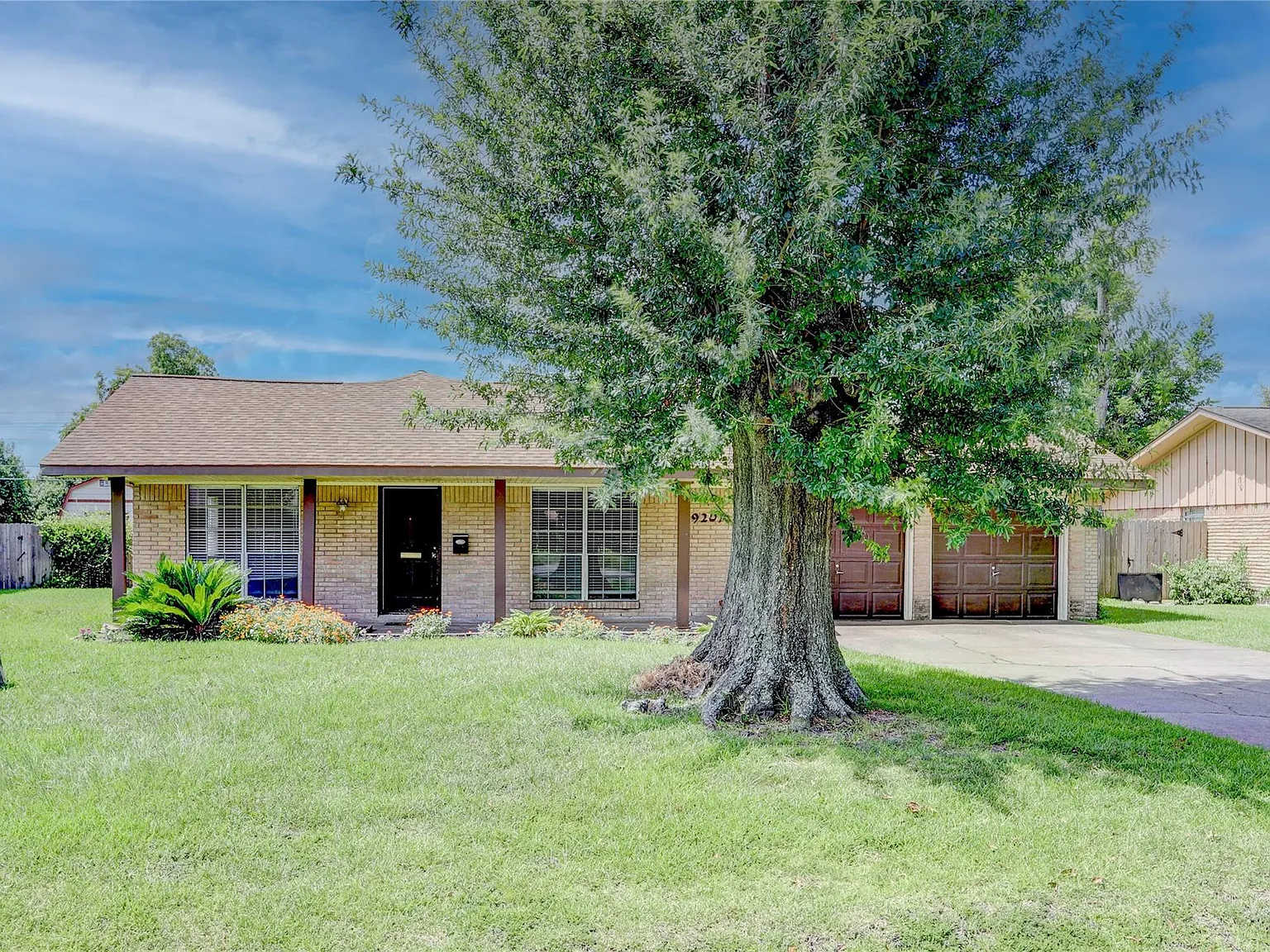 3 bed, 1.5 bath, 1385 sqft, $2,000 — Photo 2
