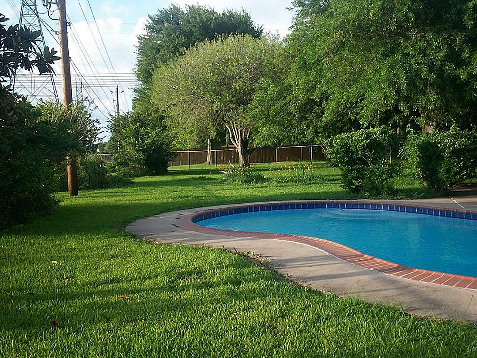 10102 Amblewood - Pool in back yard ...