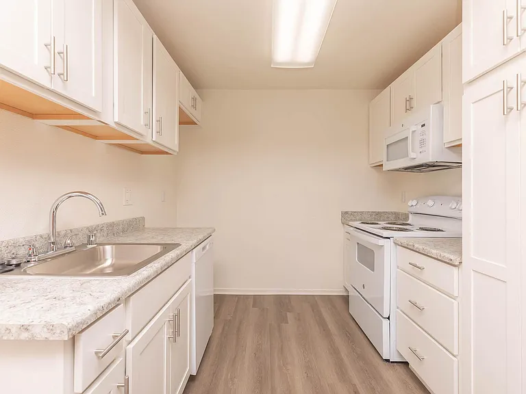 Highland Creek Apartment Homes — Photo 14