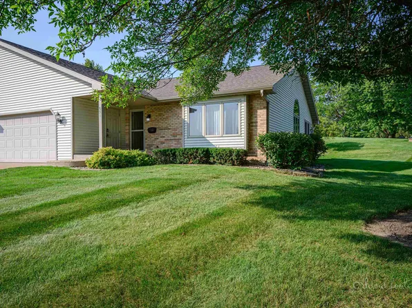 831 Shadow Bluff Dr, Galena, IL 61036