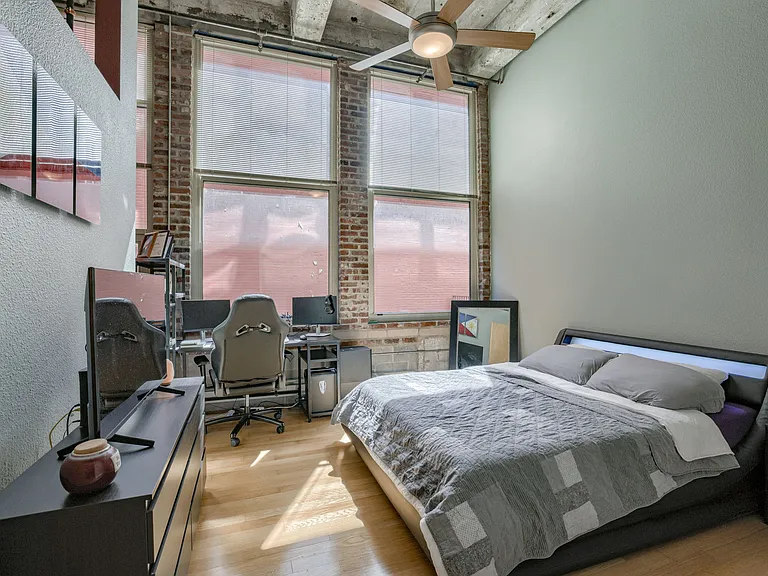 321 W 7th St #208 — Photo 8