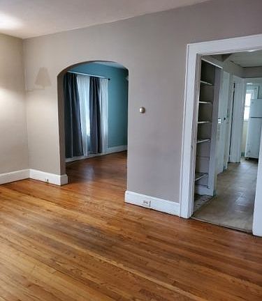 4th image of 147 W Lincoln Ave