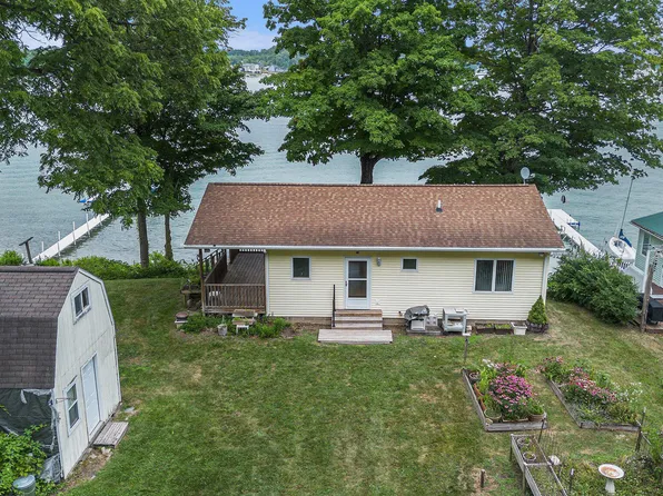 61708 Lake View Dr, Cassopolis, MI 49031
