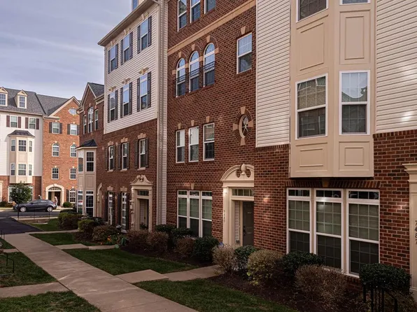 7483 Brunson Cir, Gainesville, VA 20155