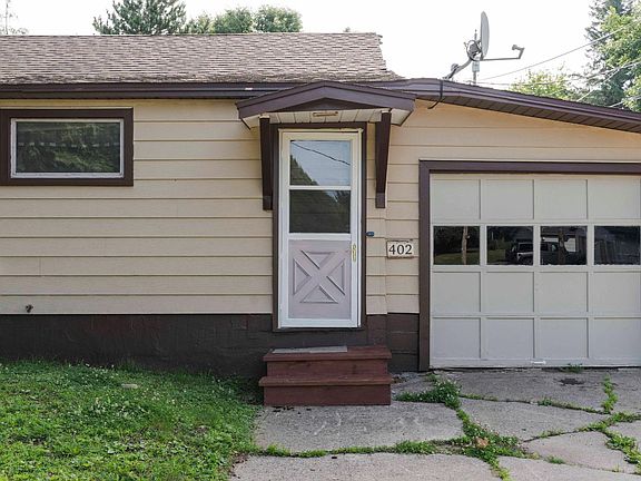 3rd image of 402 Blossom St