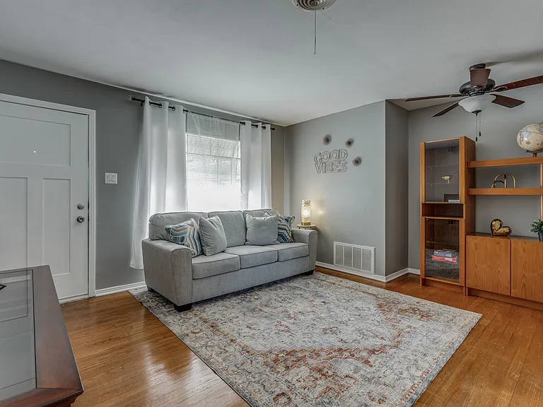 339 Edgebrook Ln — Photo 3