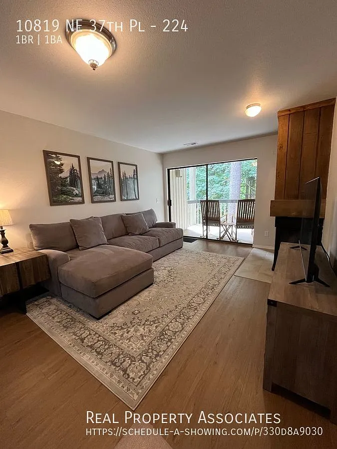 1 Bedroom Condo in Bellevue — Photo 3