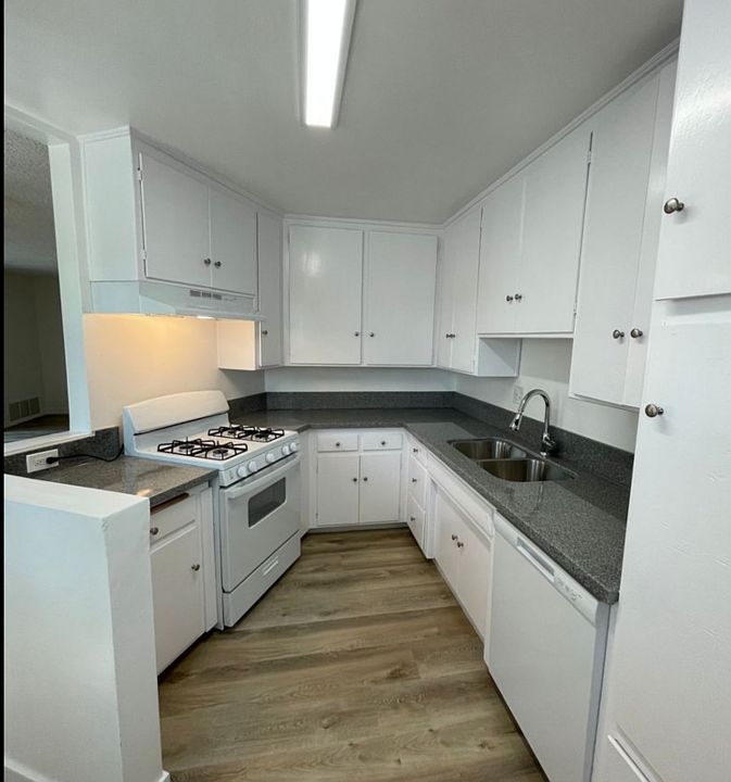 1st image of 6035 Whitsett Ave #107