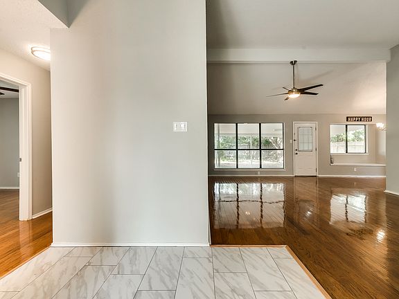 3rd image of 7821 Creekview Ln