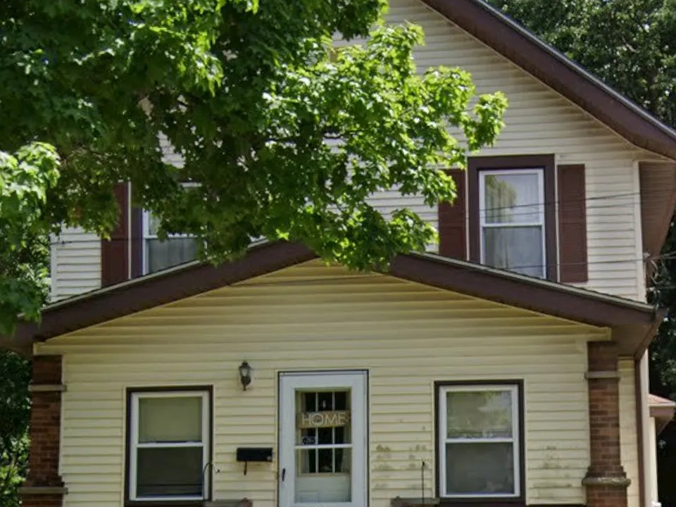 135 E Walnut St
