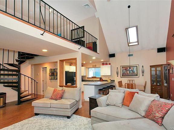 5th image of 18 Shady Brook Ln