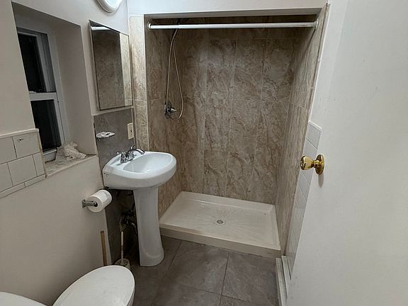 5th image of 1331 Chisholm St #1