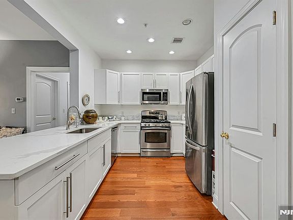 5th image of 2107 Windsor Park Ct #107