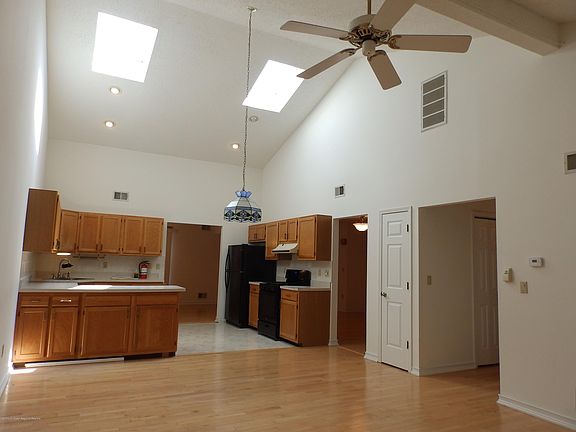 2nd image of 100 Maplecrest Dr E #1000