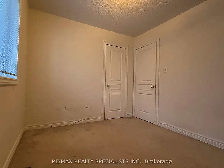 3273 Stoney Cres — Photo 15