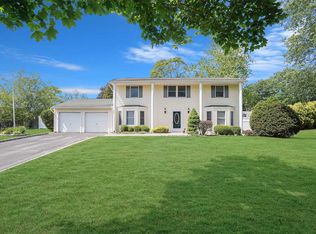 7 Bernice Ct, Coram, NY 11727