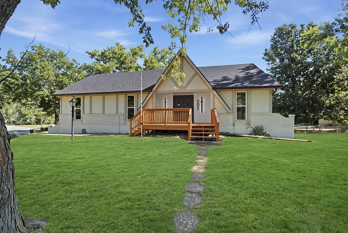 3 bed, 2.5 bath, 1898 sqft, $2,699 — Photo 1