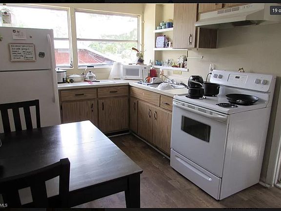Eat in kitchen (the stove and refrigerator in the photo are old and have been replaced).