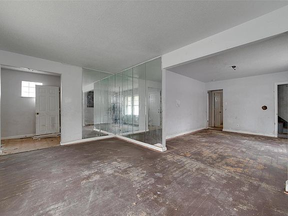 4th image of 5841 McArthur Ave